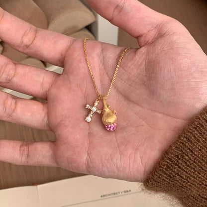 粉色鋯石十字拉絲項鍊－商品主圖｜https://igowo.tw/