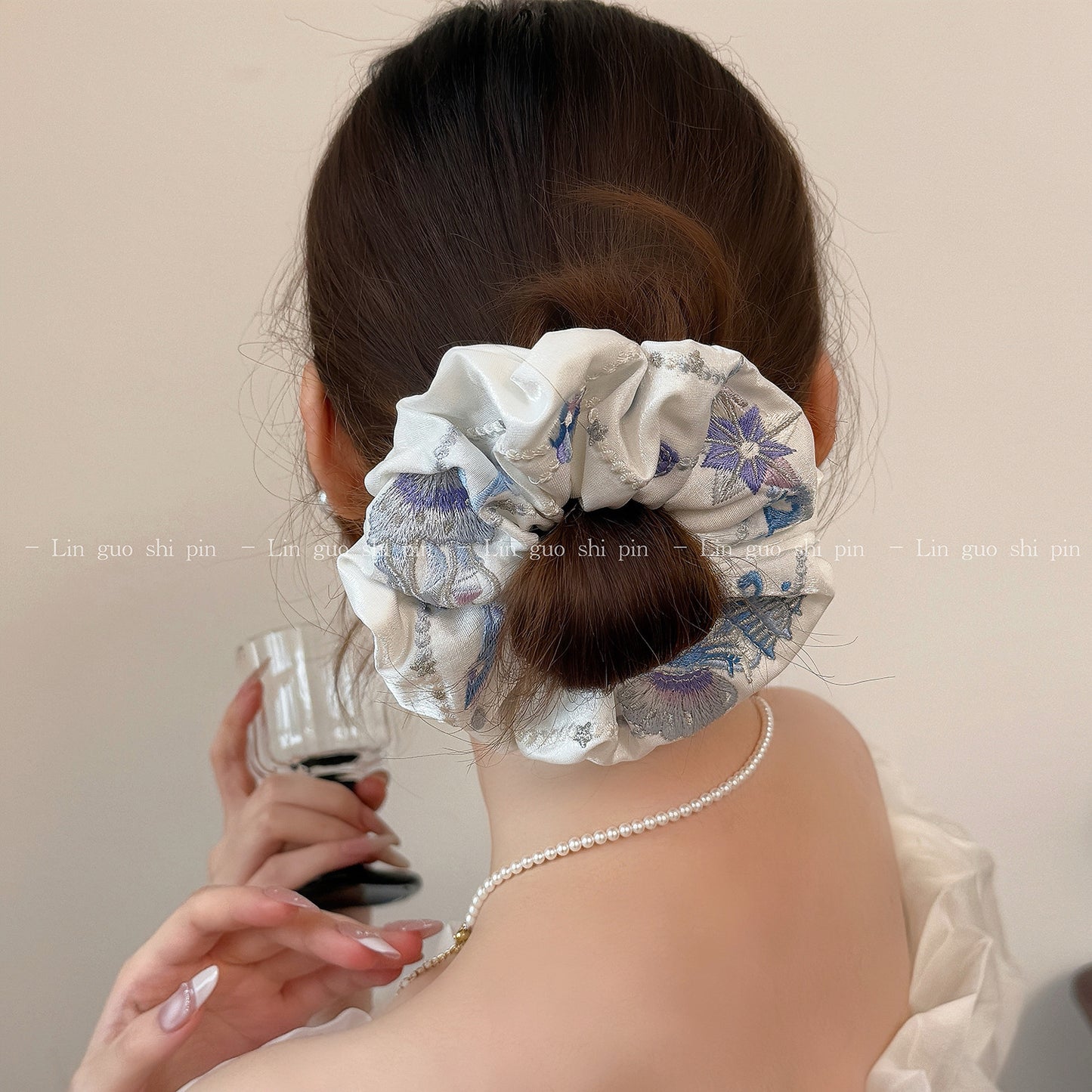 彈力繩大腸圈刺繡髮圈－米白方巾款實拍｜https://igowo.tw/