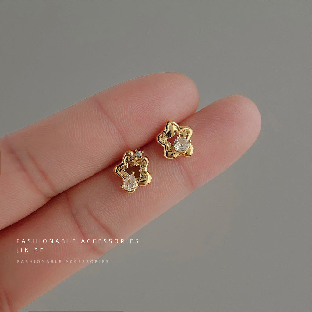 鋯石花朵鏤空微鑲耳釘－商品主圖｜https://igowo.tw/