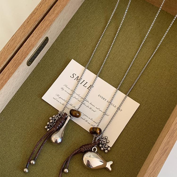 皮繩魚尾水滴墜飾項鍊－商品主圖｜https://igowo.tw/