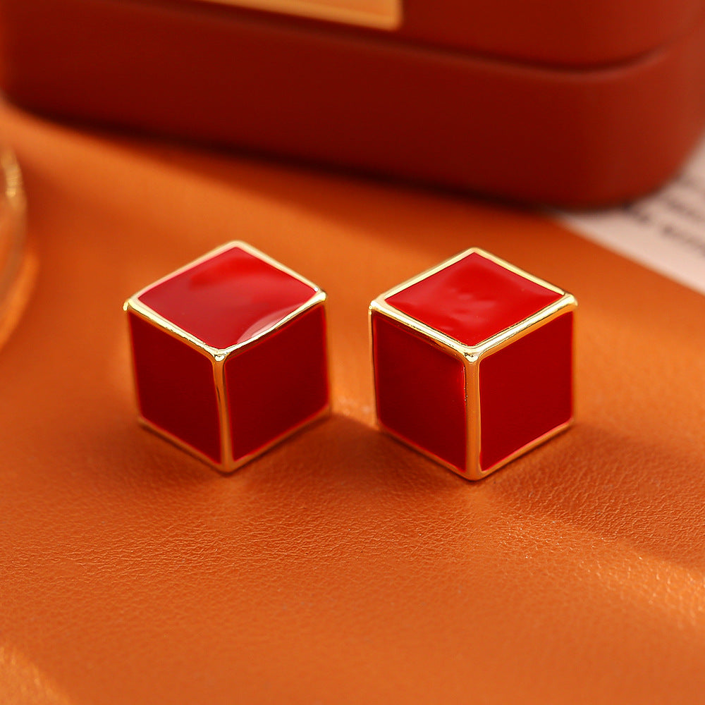金色琺瑯方形簡約耳釘－細節特寫1｜https://igowo.tw/