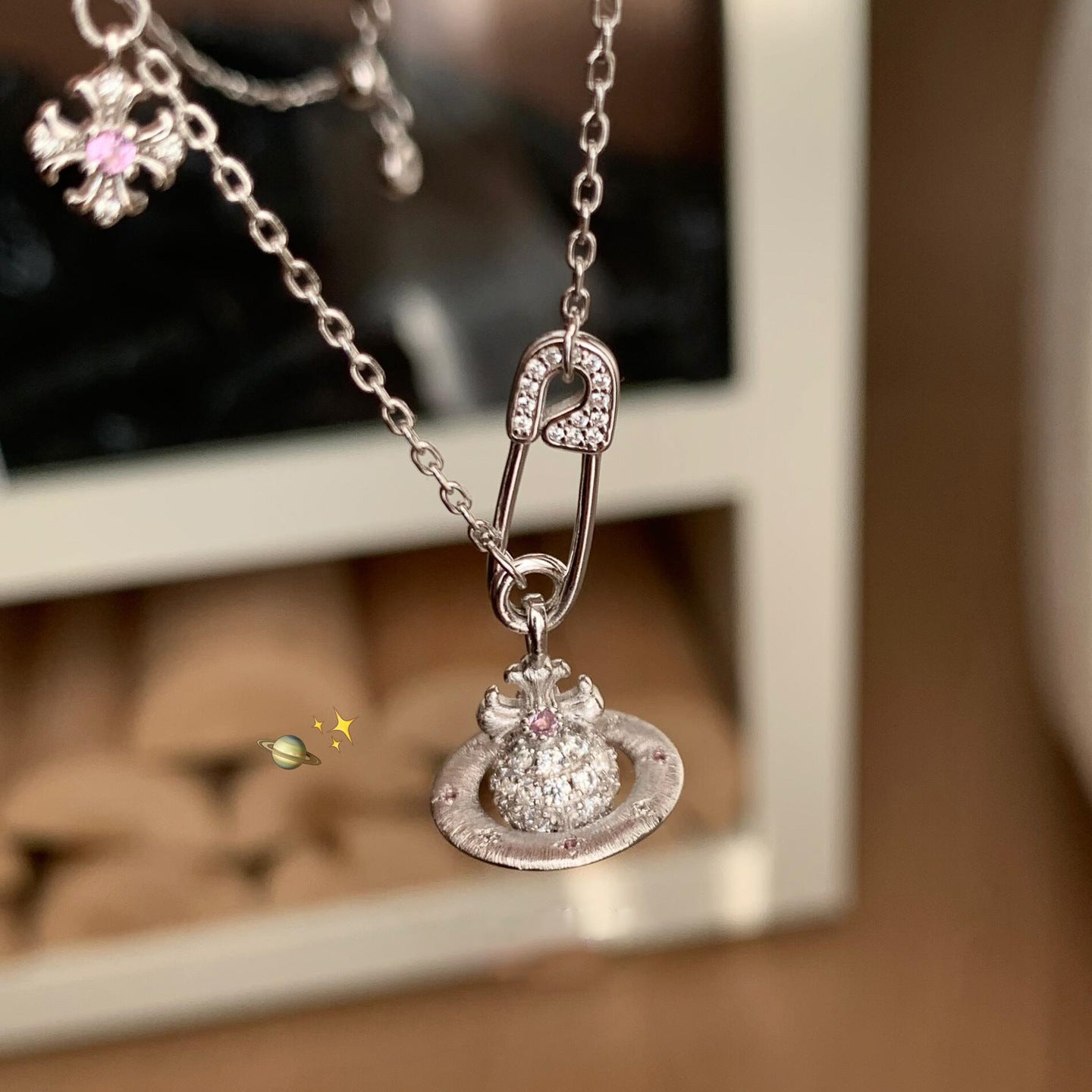 星球別針拉絲鑲鑽項鍊－商品主圖｜https://igowo.tw/