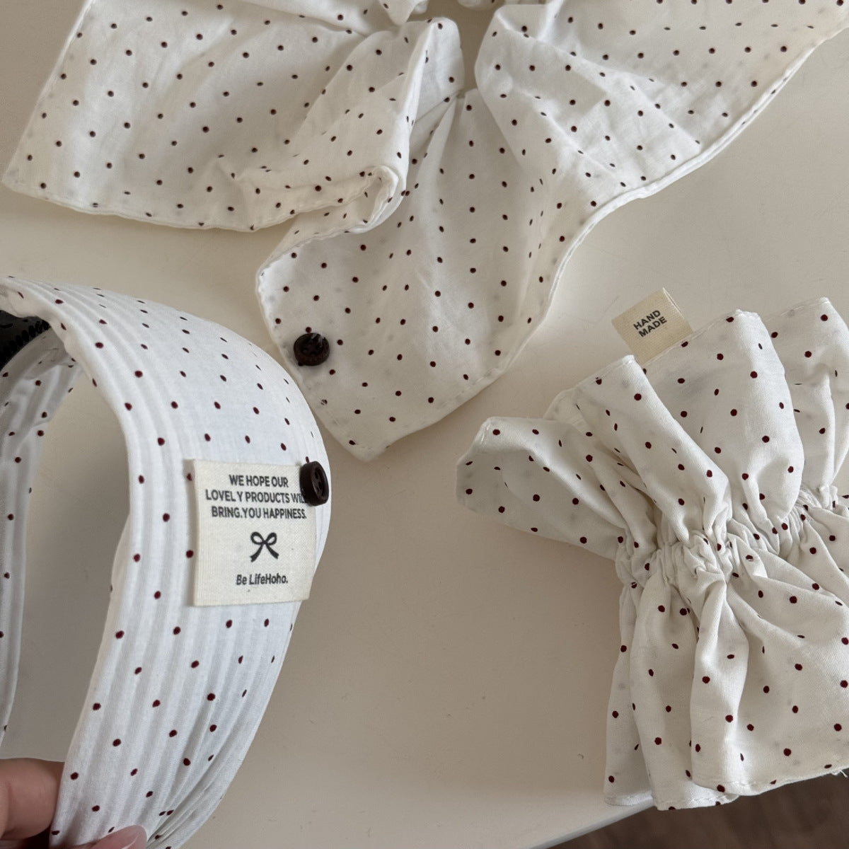 白色波點大腸圈髮圈－白底紅波點-髮箍款細節｜https://igowo.tw/