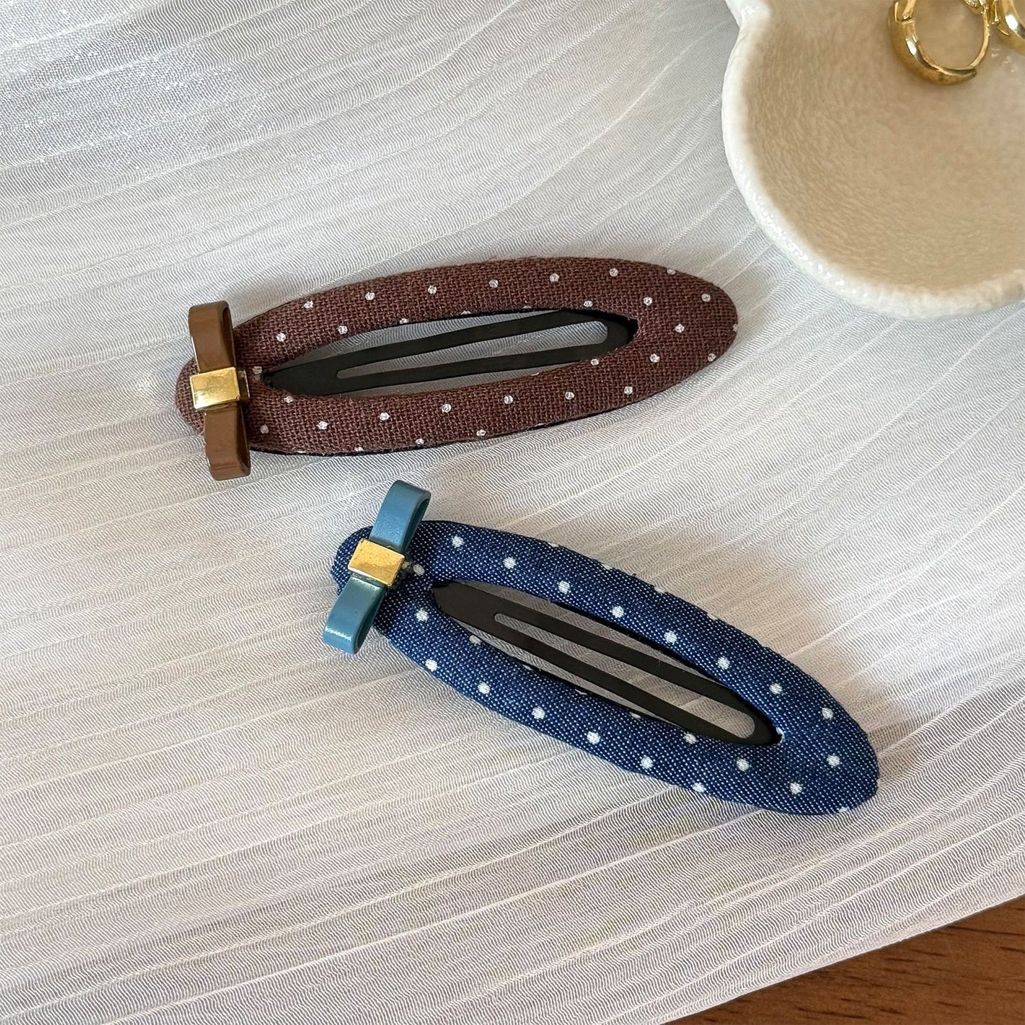 布面波點蝴蝶髮夾－商品主圖｜https://igowo.tw/