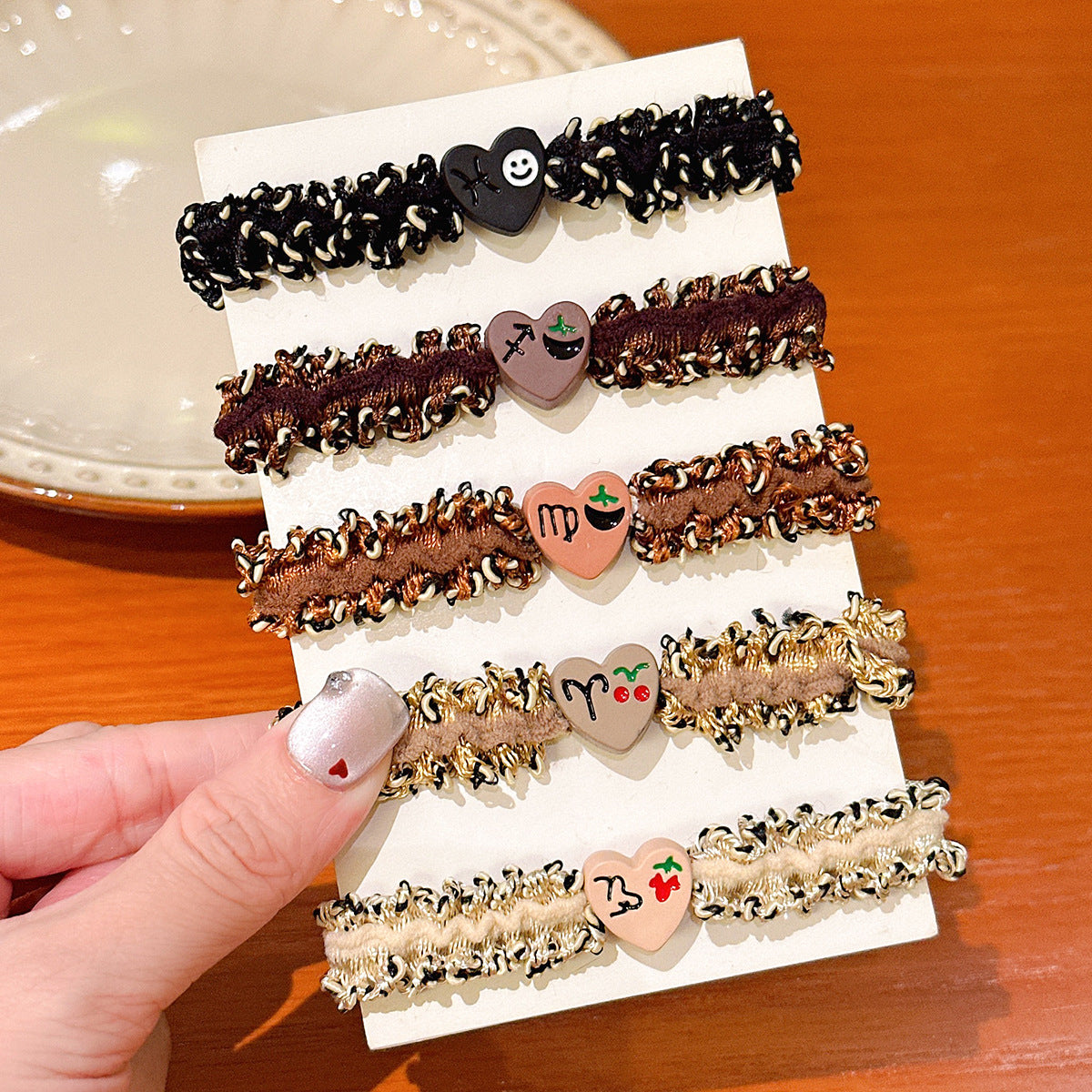 彈力繩愛心編織髮圈－焦糖款細節1｜https://igowo.tw/