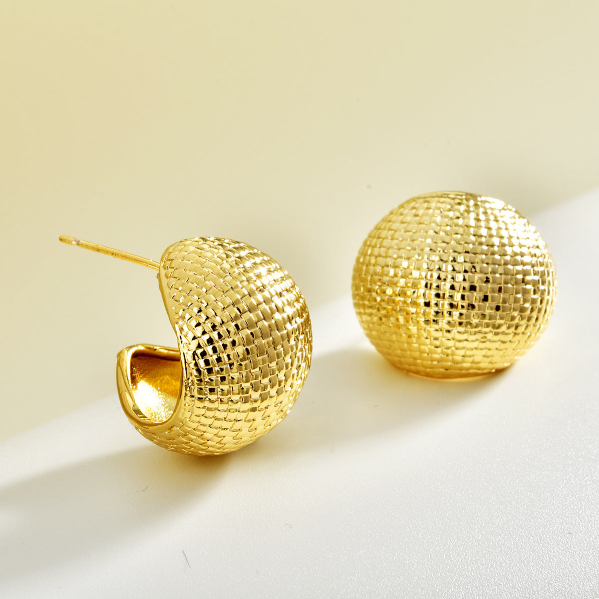 金色格紋圓珠精雕耳釘