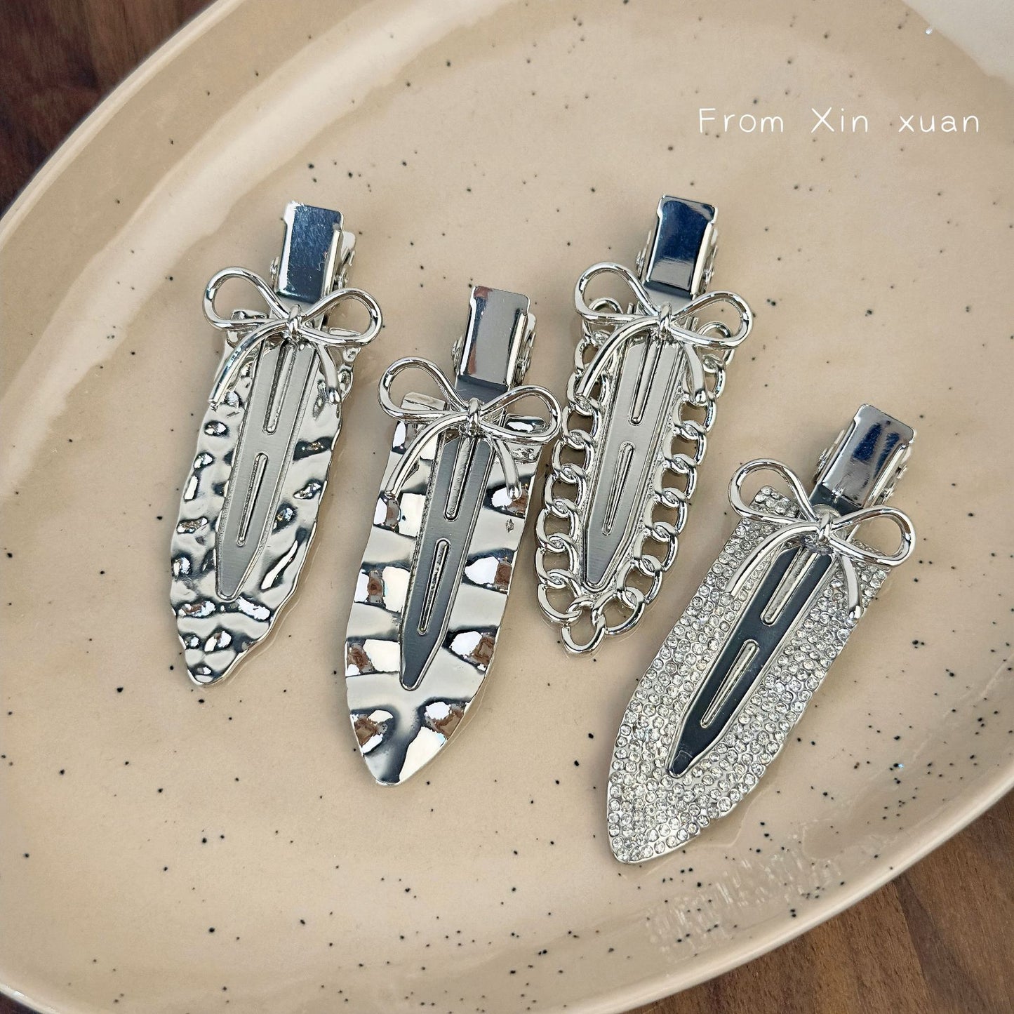 金屬蝴蝶結簡約髮夾－商品主圖｜https://igowo.tw/