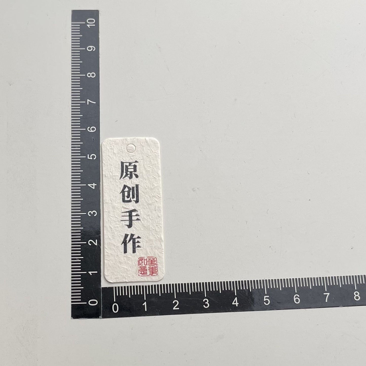白色誇張耳環