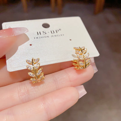 鋯石樹葉微鑲小巧耳扣－商品主圖｜https://igowo.tw/