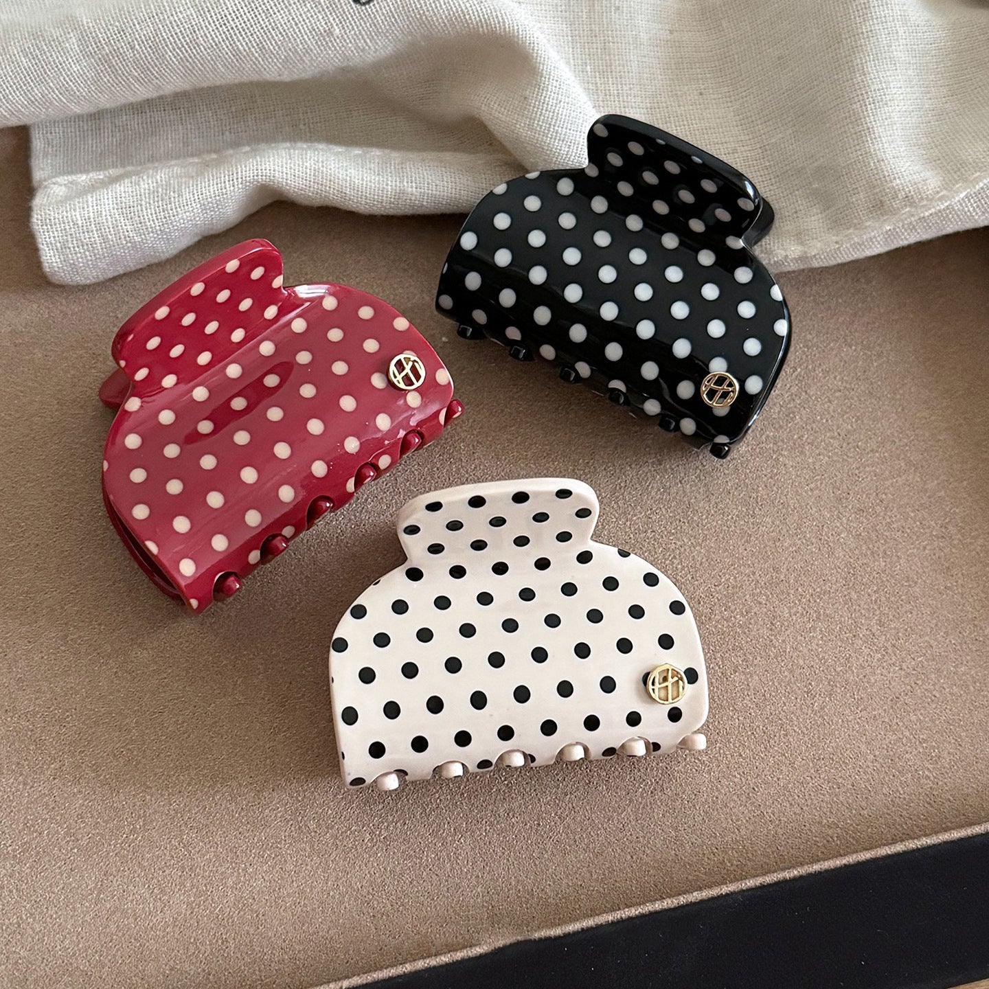 波點復古簡約鯊魚夾－商品主圖｜https://igowo.tw/