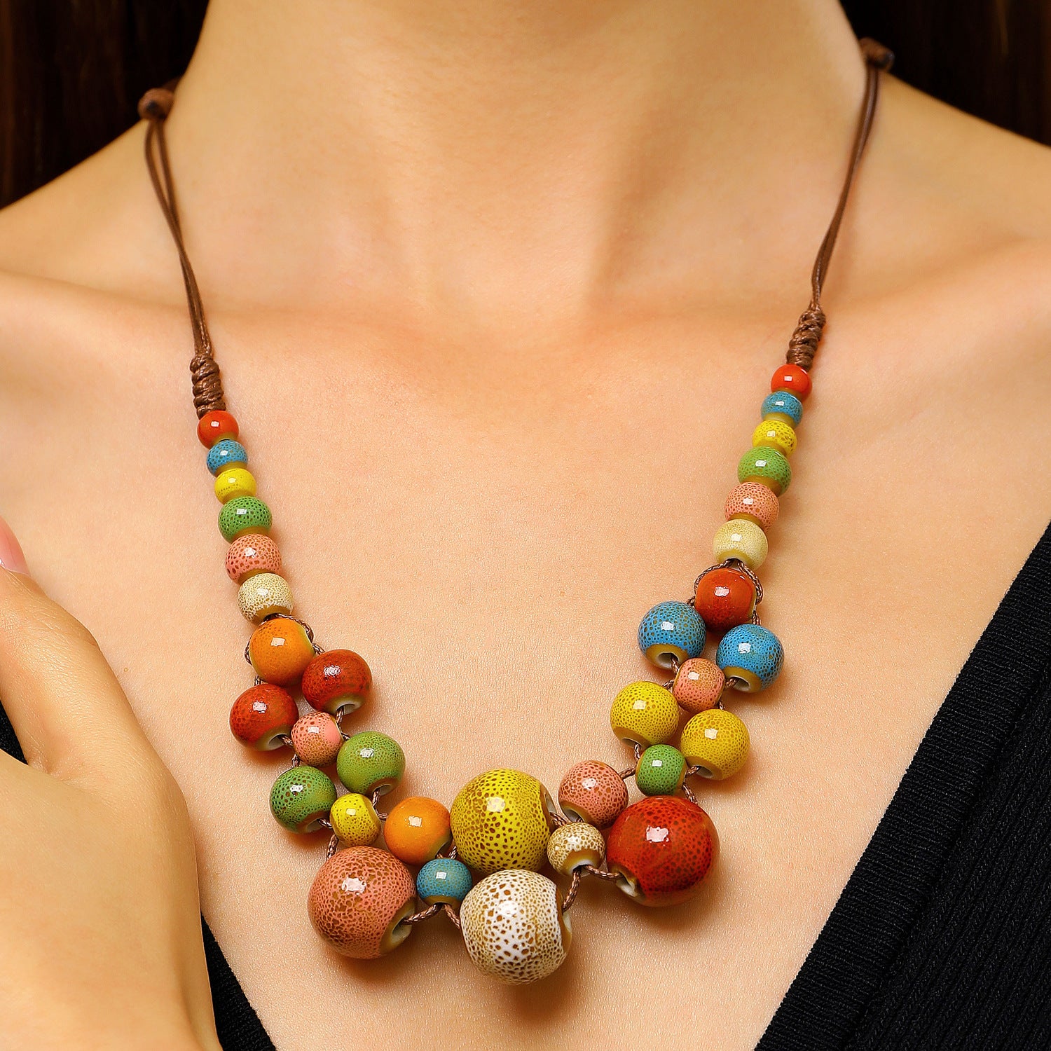 彩色陶瓷串珠長版項鍊－細節特寫1｜https://igowo.tw/
