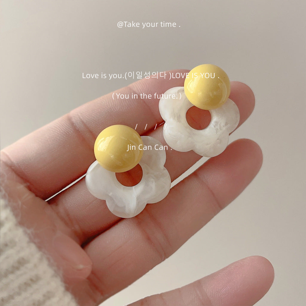 撞色樹脂花朵簡約耳釘－商品主圖｜https://igowo.tw/