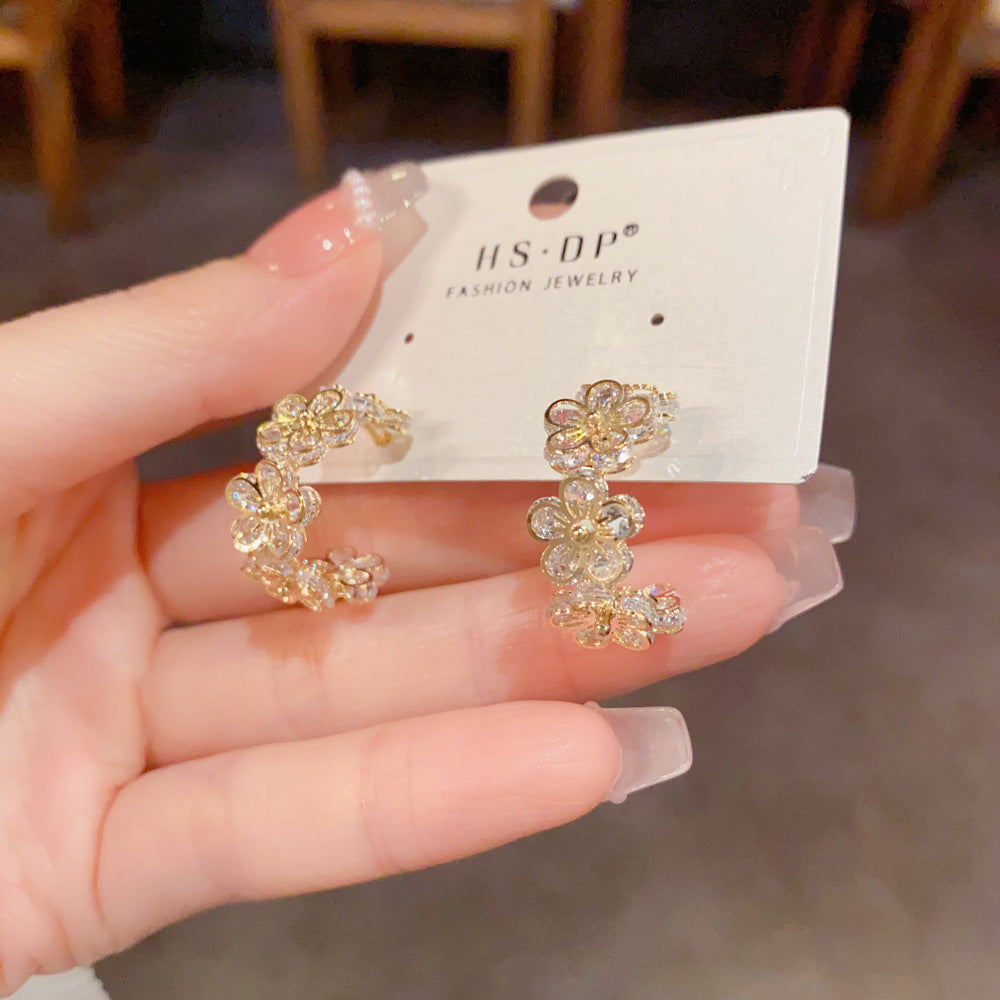 鋯石花朵圓圈微鑲耳環－商品主圖｜https://igowo.tw/