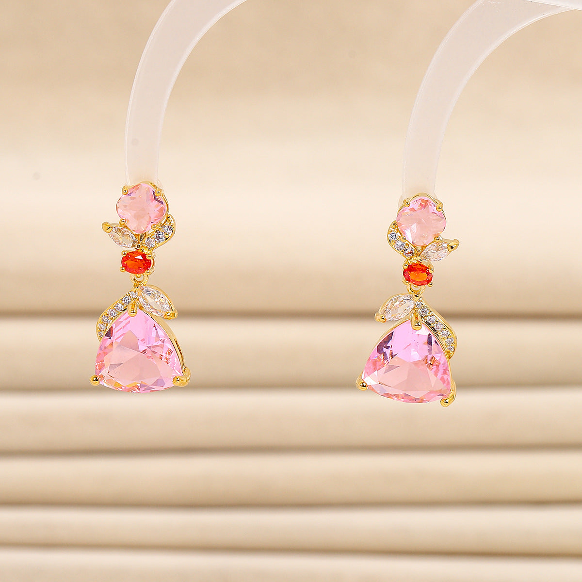 粉色三角形垂墜耳釘－商品主圖｜https://igowo.tw/