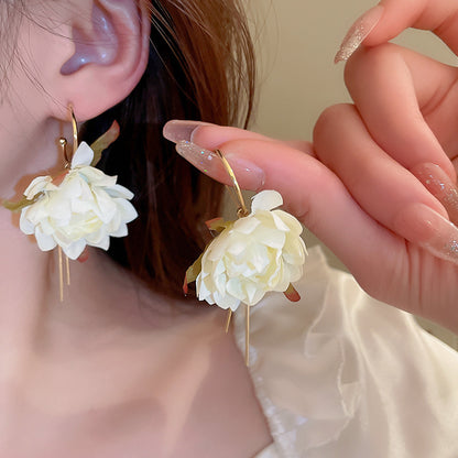 珍珠銀針花朵耳釘－細節特寫1｜https://igowo.tw/