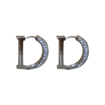 金色鋯石字母耳扣－細節特寫3｜https://igowo.tw/