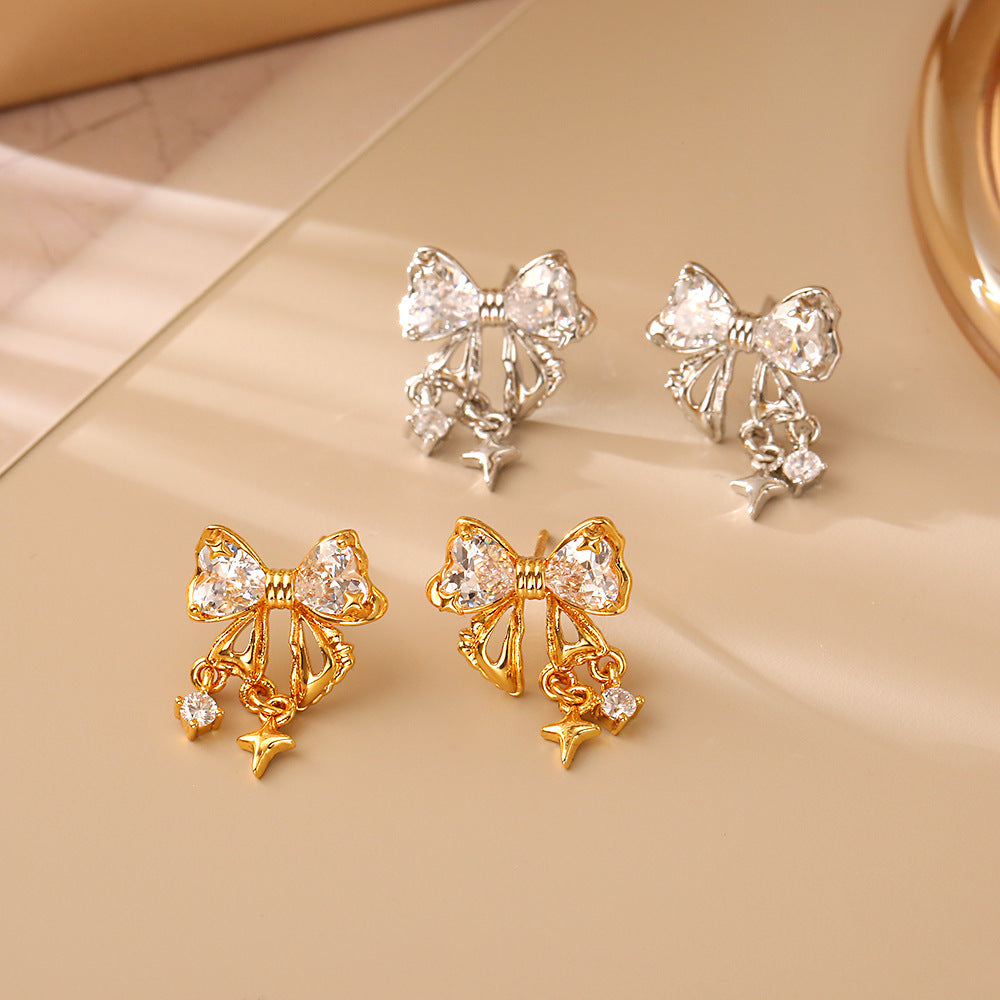 金色鋯石蝴蝶結耳釘－商品主圖｜https://igowo.tw/