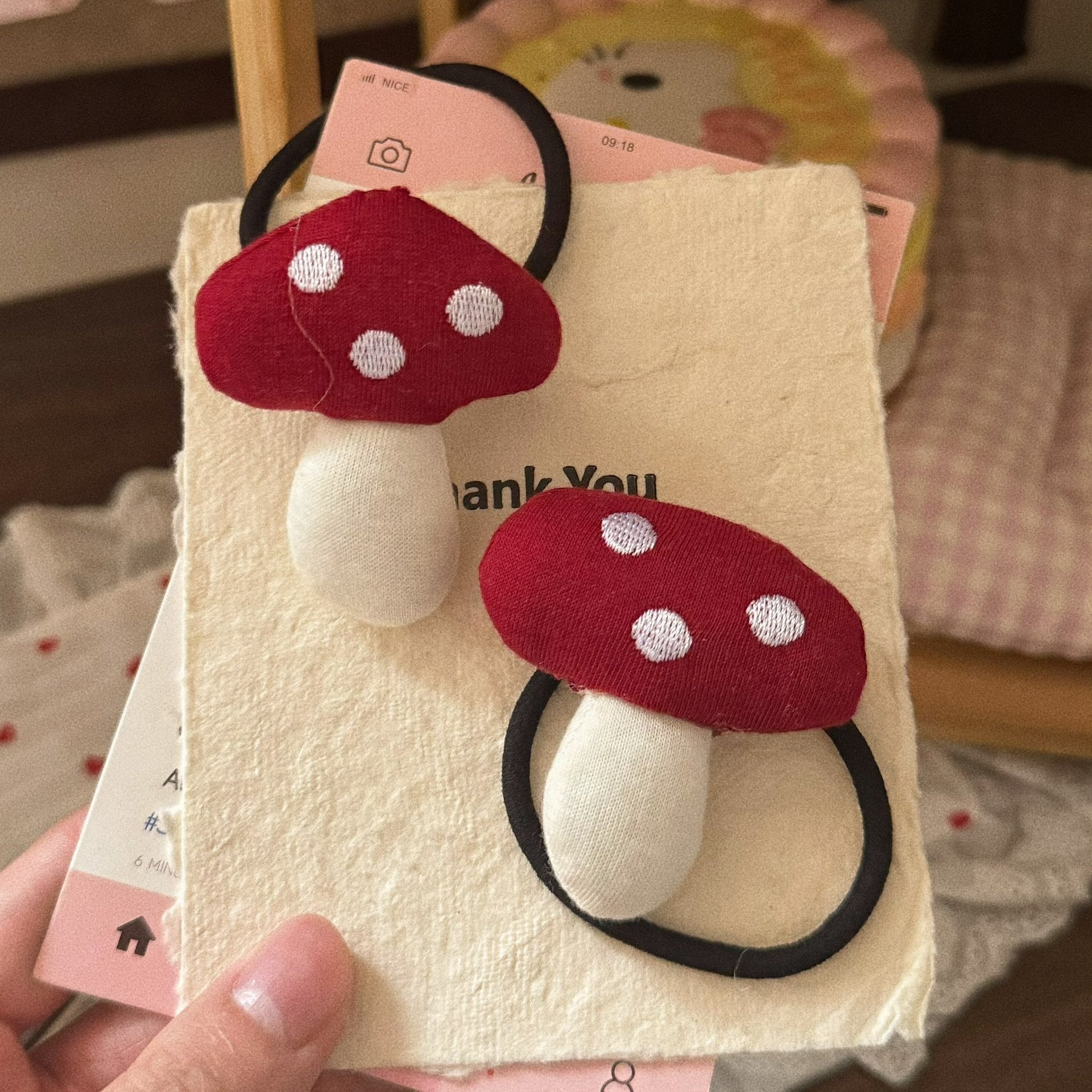 紅色波點蘑菇髮圈－商品主圖｜https://igowo.tw/