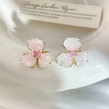 白色花朵耳環－金款細節｜https://igowo.tw/