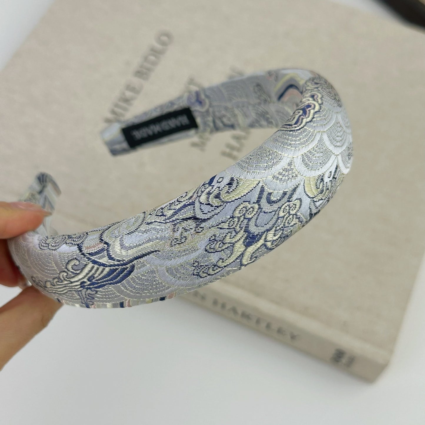 布面花朵刺繡復古髮箍－細節特寫6｜https://igowo.tw/
