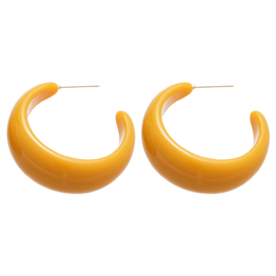 樹脂字母C形簡約耳環－細節特寫3｜https://igowo.tw/