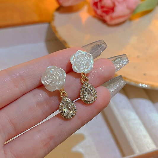 S925鋯石山茶花水滴耳釘－商品主圖｜https://igowo.tw/