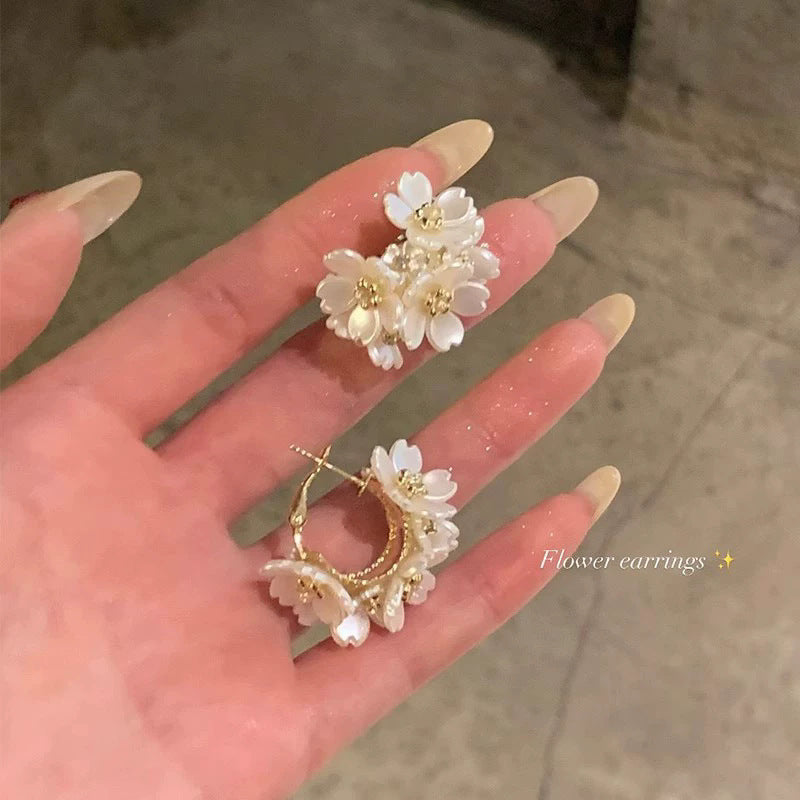 白色花朵耳環－金款細節｜https://igowo.tw/