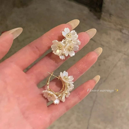 白色花朵耳環－金款細節｜https://igowo.tw/