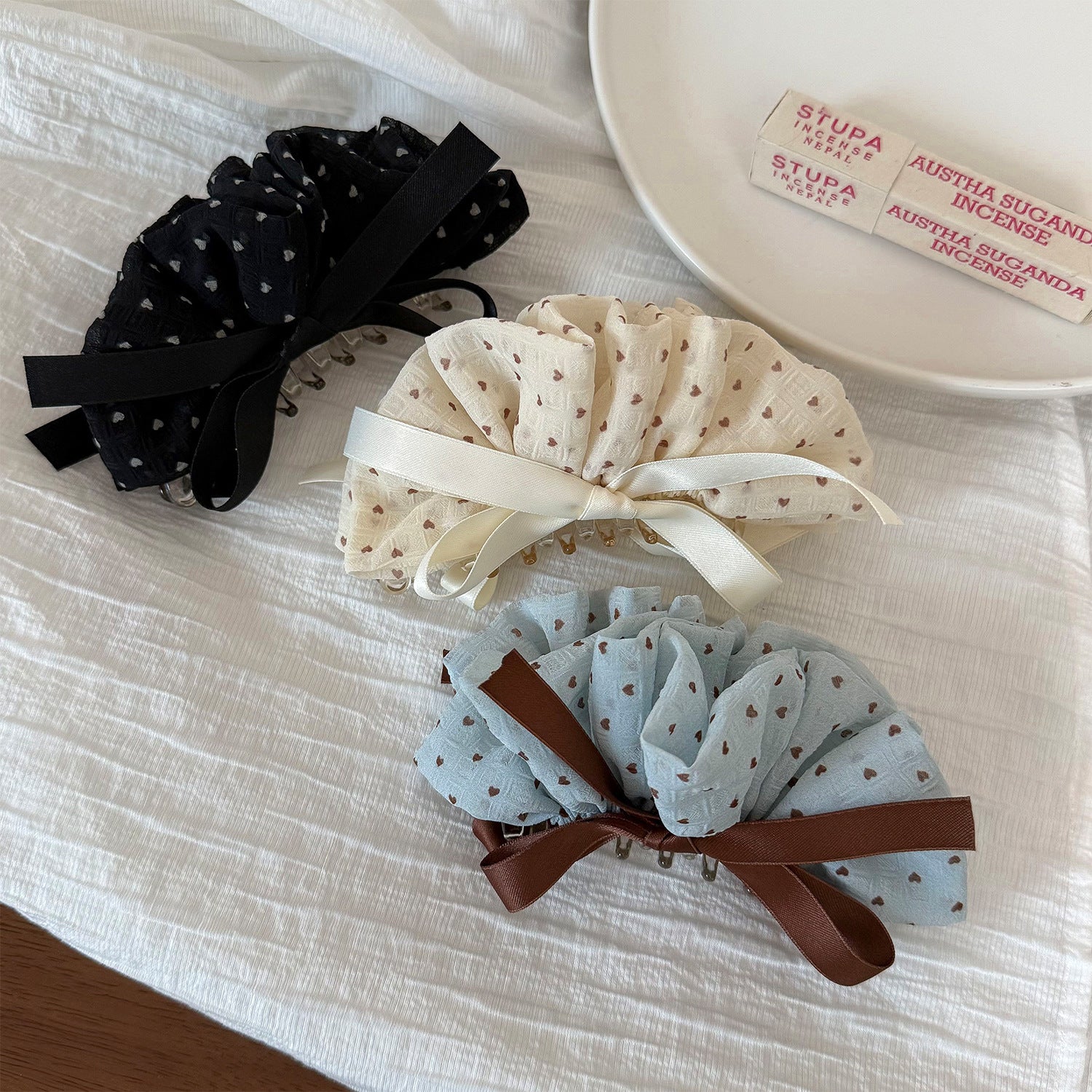 網紗波點蝴蝶結髮夾－藍色愛心香蕉夾款細節｜https://igowo.tw/