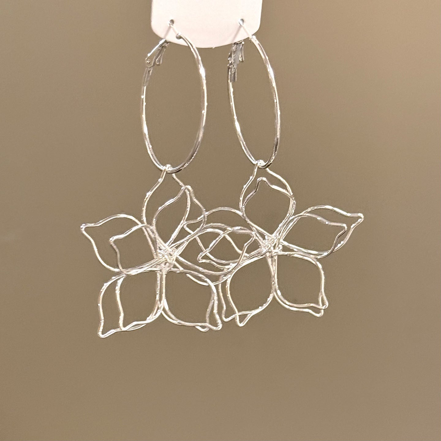 銀針花朵圓形鏤空耳環－商品主圖｜https://igowo.tw/