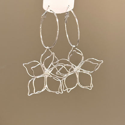銀針花朵圓形鏤空耳環－商品主圖｜https://igowo.tw/