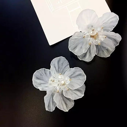 白色珍珠花朵流蘇耳墜－細節特寫39｜https://igowo.tw/