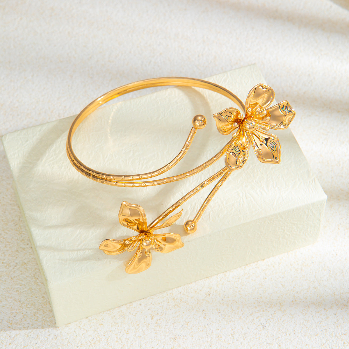花朵立體誇張飾品－/金色款細節｜https://igowo.tw/