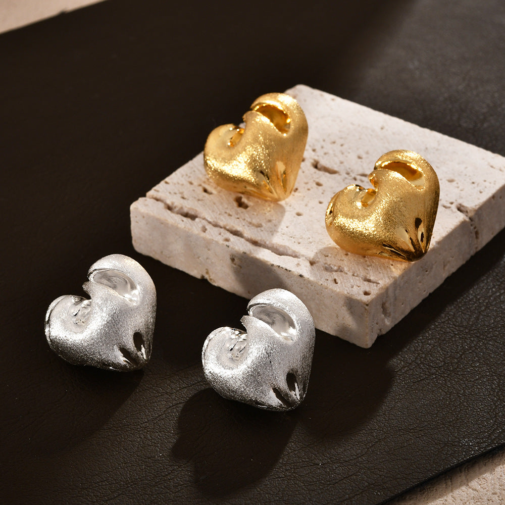 金屬愛心拉絲復古耳釘－細節特寫2｜https://igowo.tw/