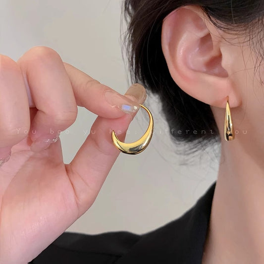 金屬水滴C形簡約耳環－商品主圖｜https://igowo.tw/