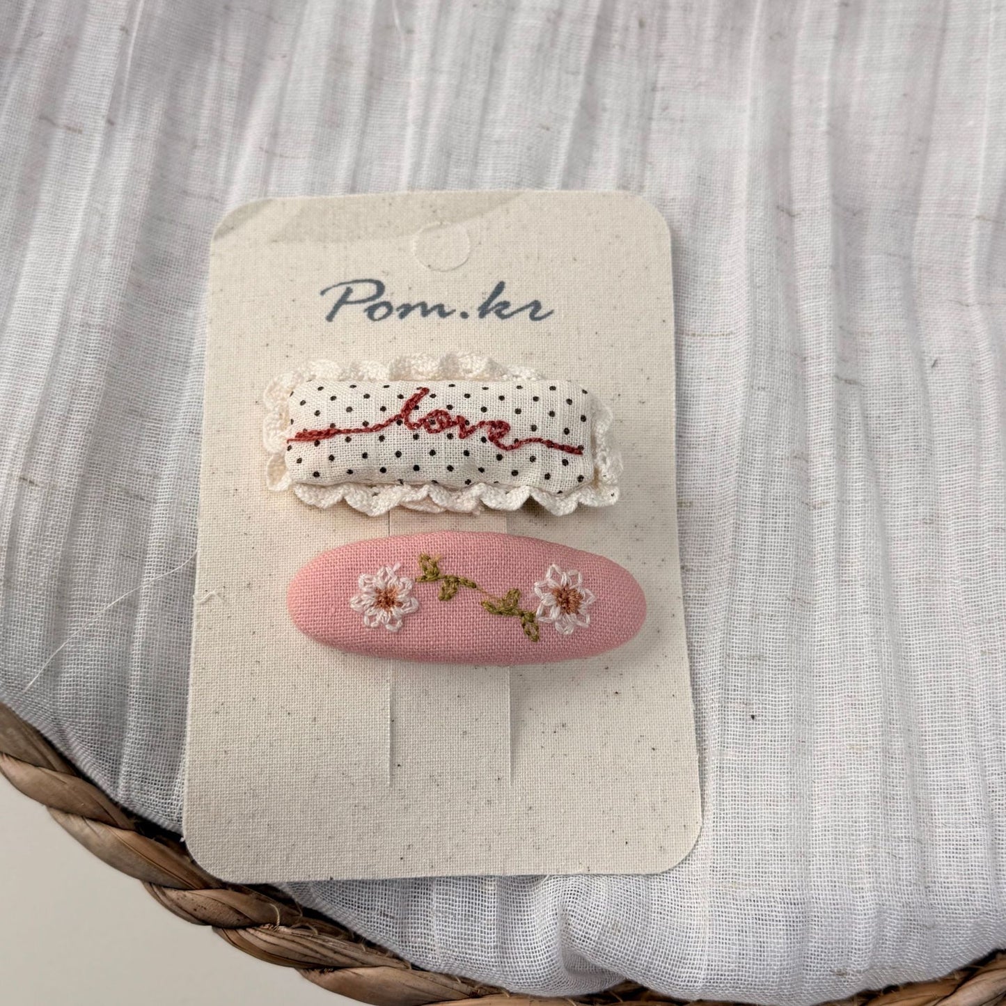 粉色蕾絲波點刺繡髮夾－方塊蝴蝶結款細節｜https://igowo.tw/
