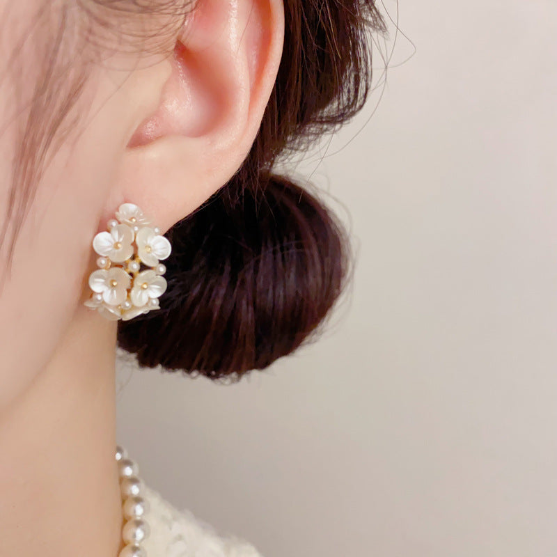 花朵C形簡約耳環－第二視角實拍｜https://igowo.tw/