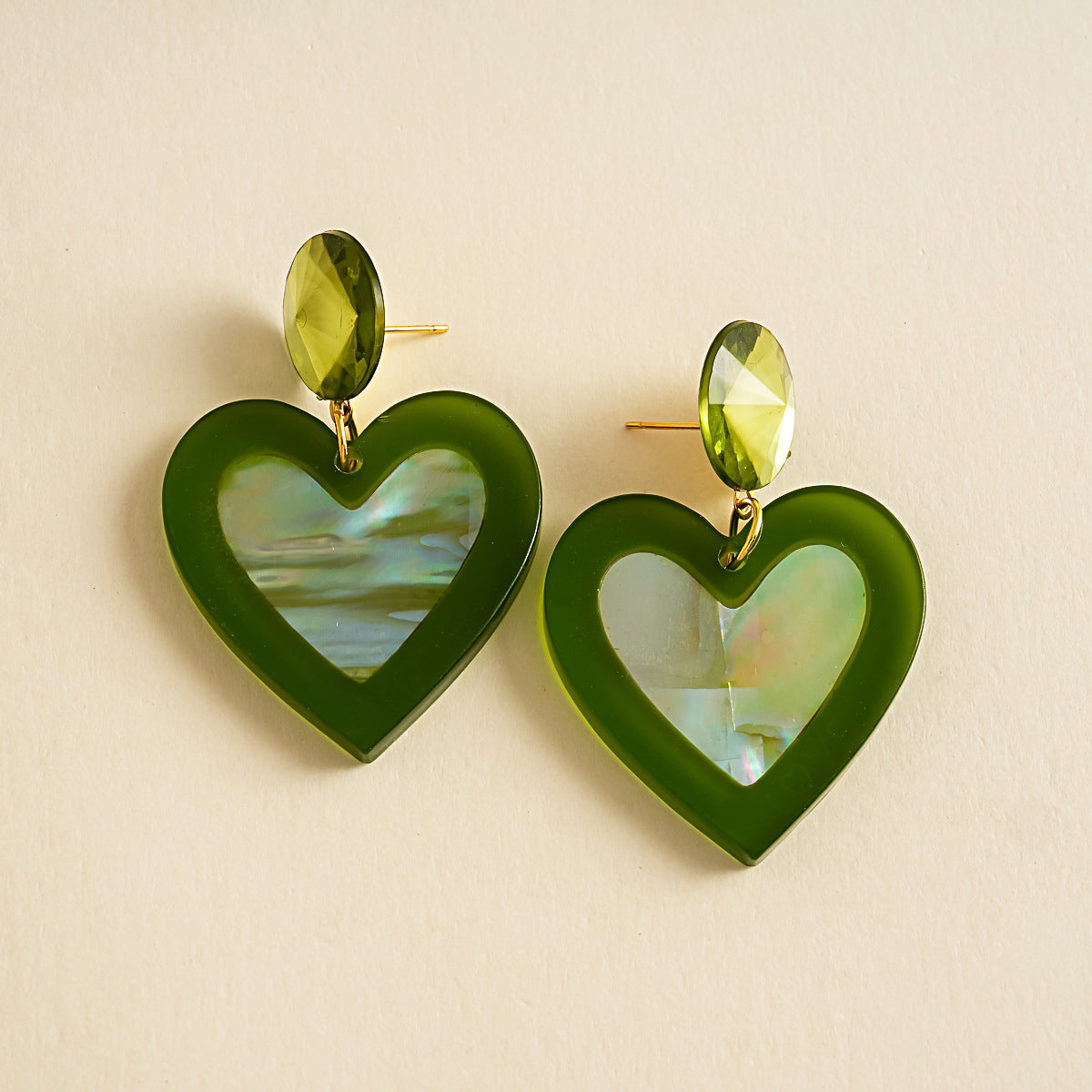 樹脂愛心C形復古耳釘－細節特寫37｜https://igowo.tw/