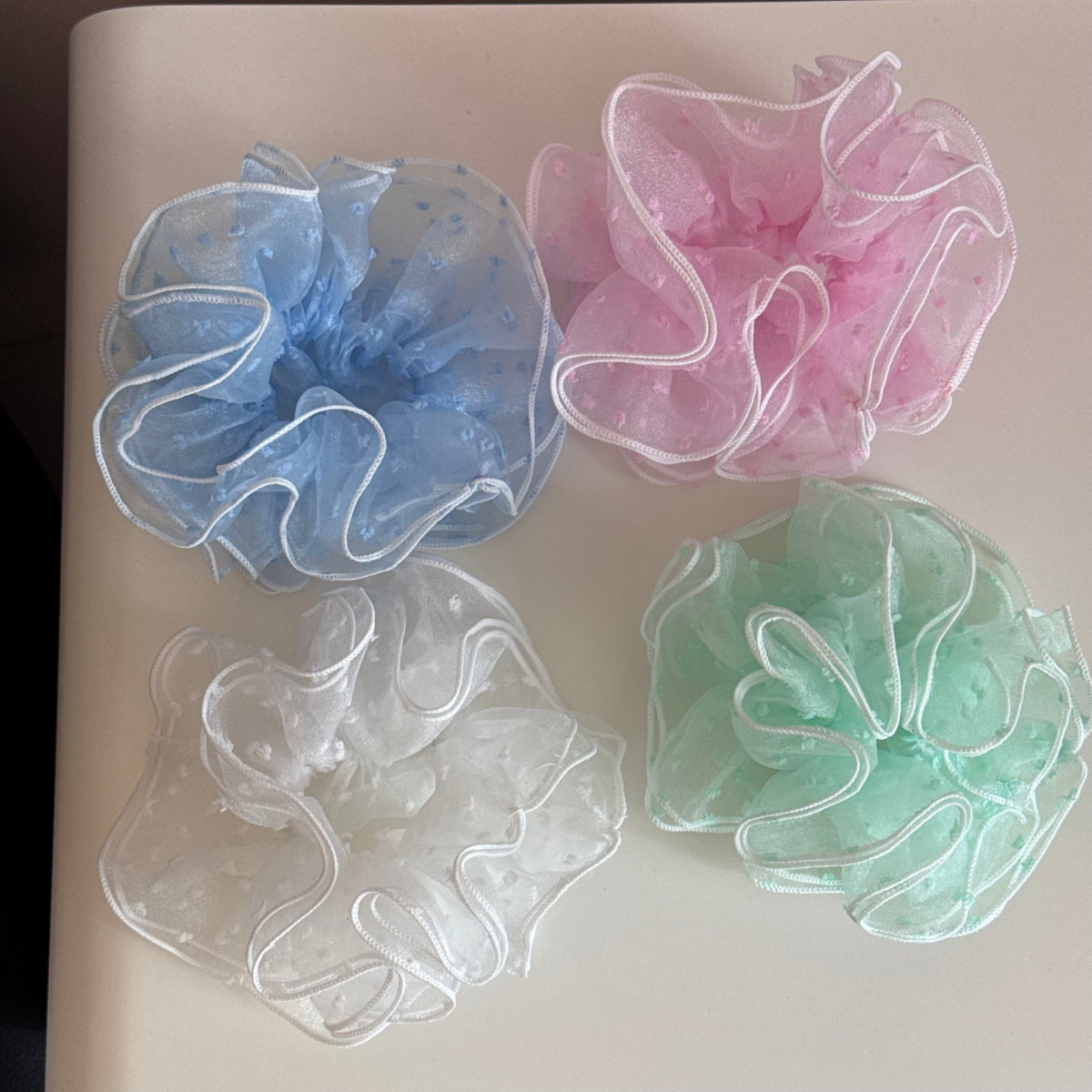 蕾絲大腸圈刺繡髮圈－細節特寫2｜https://igowo.tw/