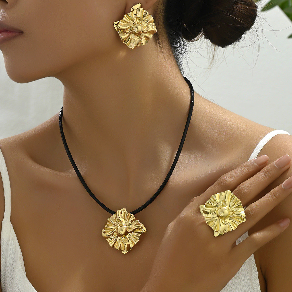 幾何簡約項鍊耳環組－第二視角實拍｜https://igowo.tw/