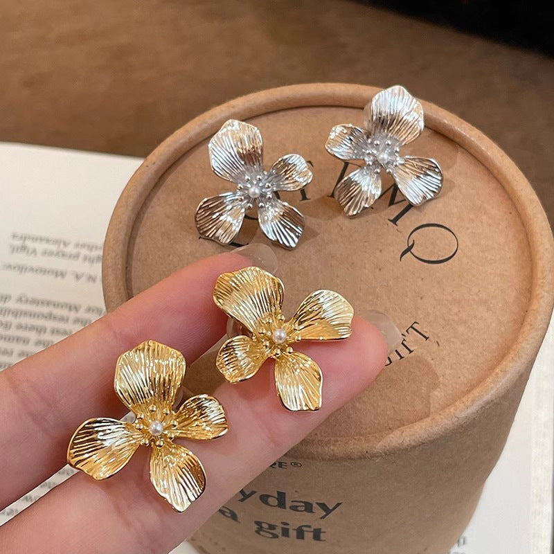 金色珍珠花朵復古耳釘－第二視角實拍｜https://igowo.tw/
