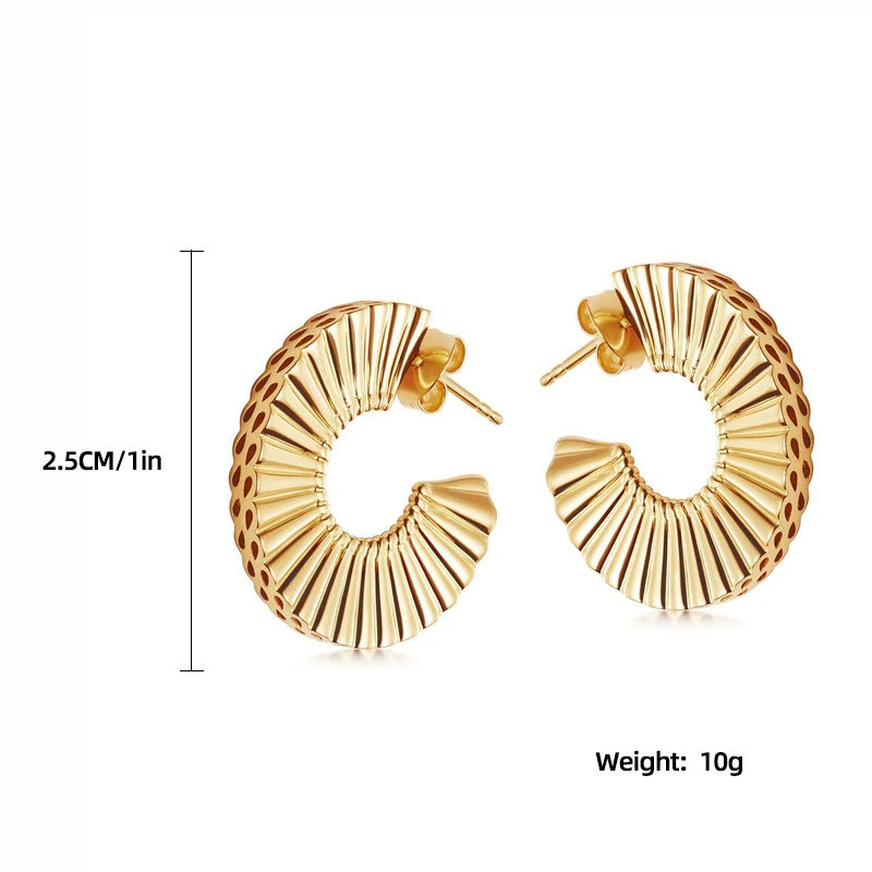 金色C形菱形鏤空耳環－細節特寫3｜https://igowo.tw/
