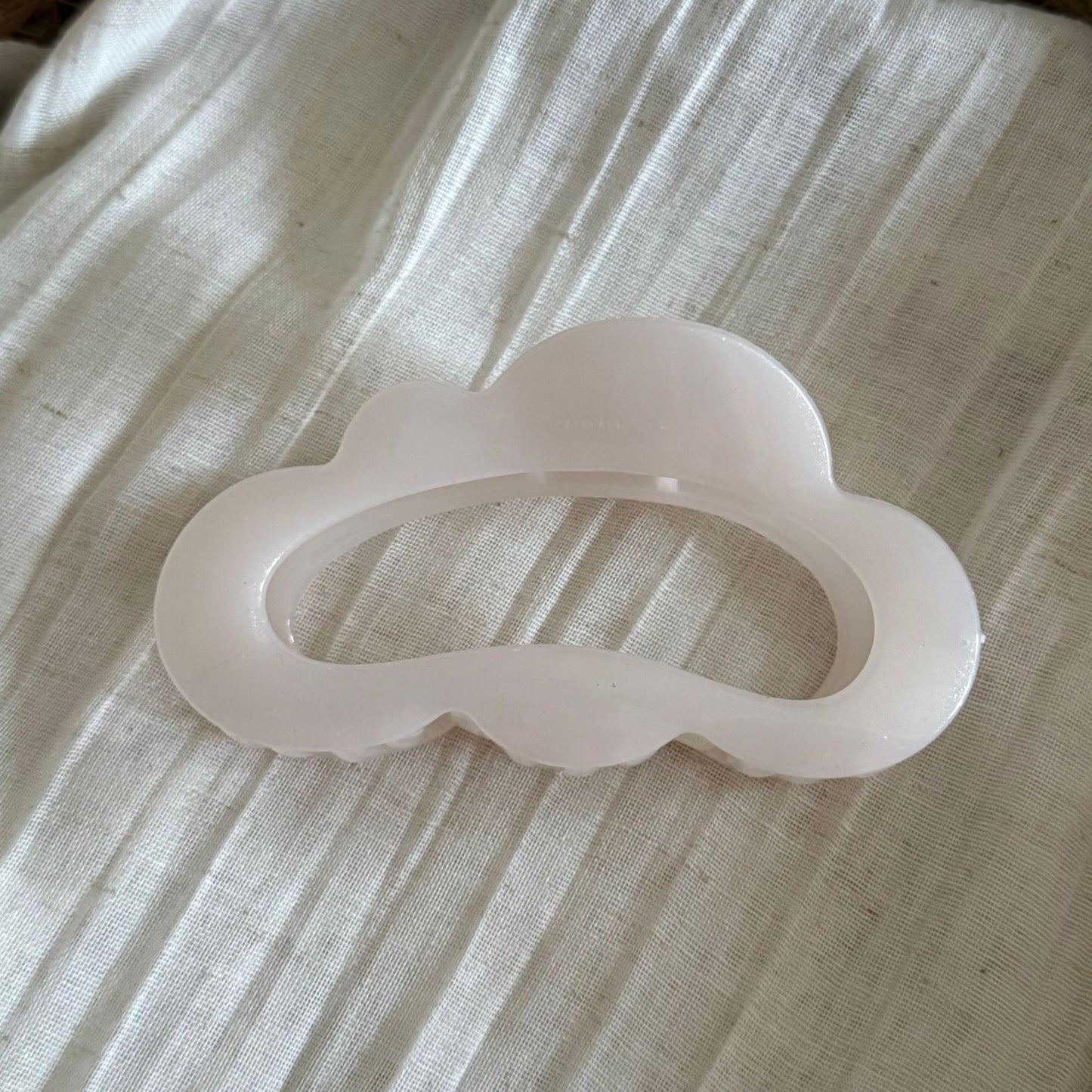 雲朵鏤空簡約鯊魚夾