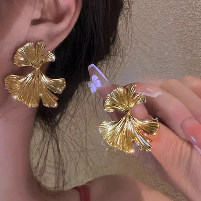 金色銀杏葉誇張耳釘－商品主圖｜https://igowo.tw/