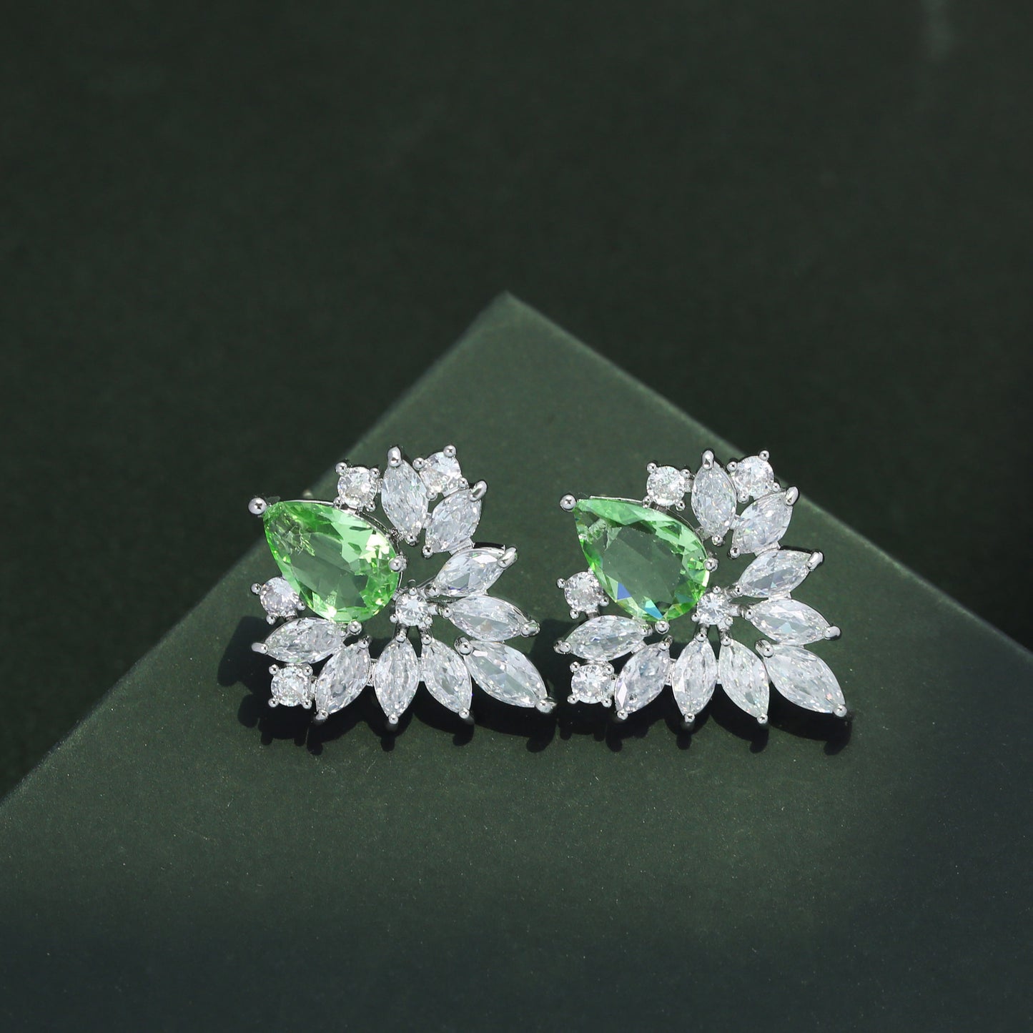 S925鋯石花朵微鑲耳環－綠色款實拍｜https://igowo.tw/