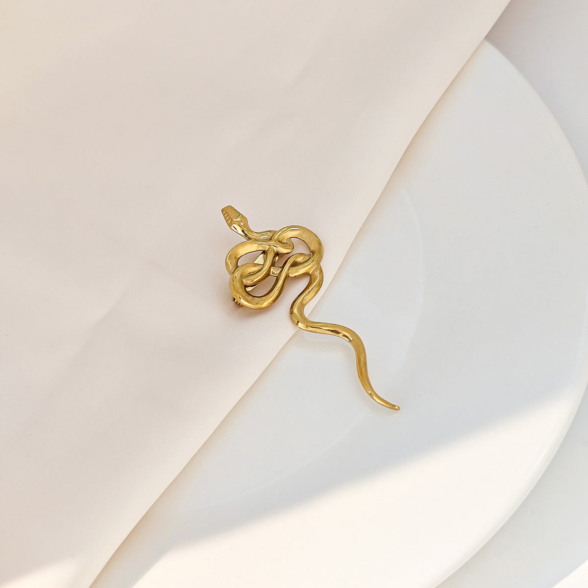 不鏽鋼天使太陽花胸針－/金色款細節｜https://igowo.tw/