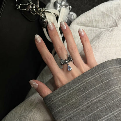 皮革天使翅膀垂墜戒指－第二視角實拍｜https://igowo.tw/
