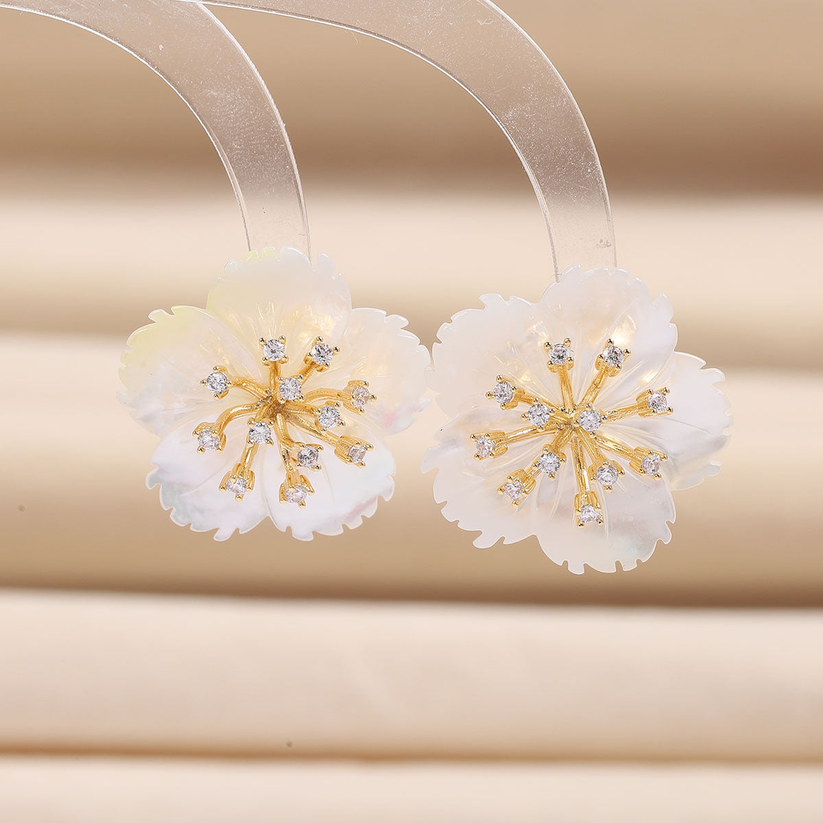 白色珍珠貝殼花朵耳環－商品主圖｜https://igowo.tw/