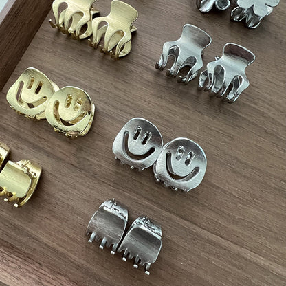金屬笑臉小巧鯊魚夾－花朵金色款細節｜https://igowo.tw/