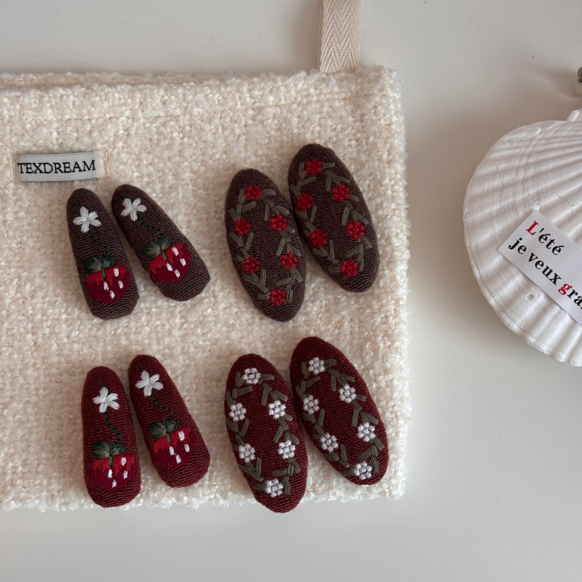 針織布面橢圓刺繡髮夾－紅底刺繡-白花環款細節｜https://igowo.tw/
